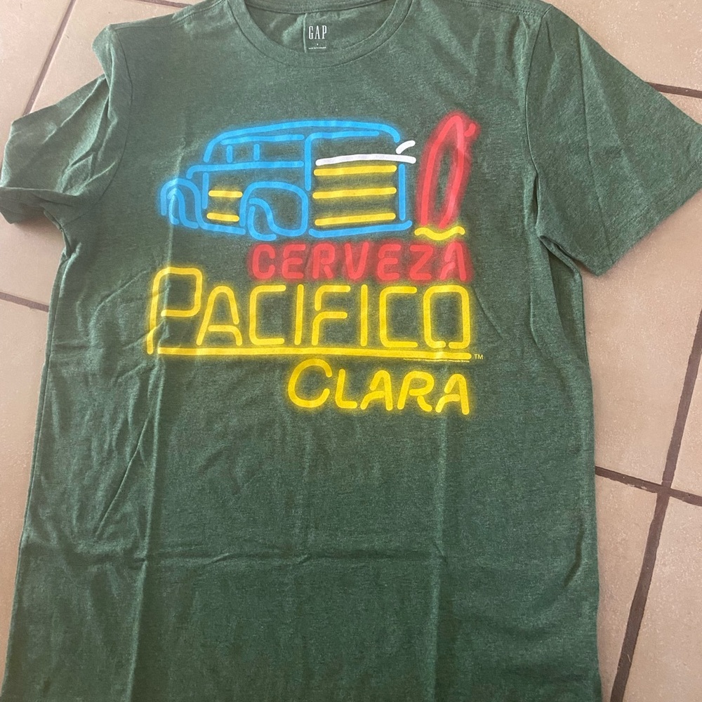 Gap Guys Tee, Size Small. Gently used.